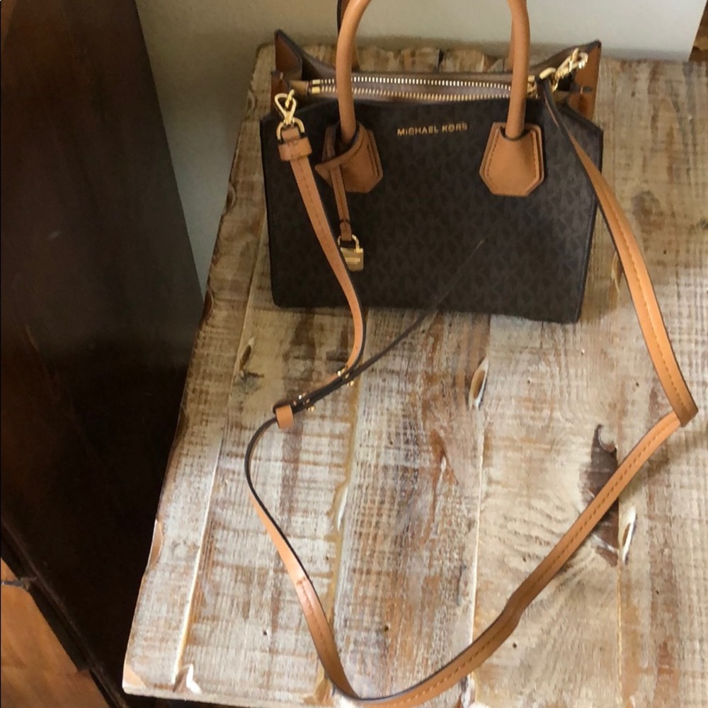 NWOT Michael Kors Purse in brown color. Michael Kors logo purse. - Picture 5 of 6